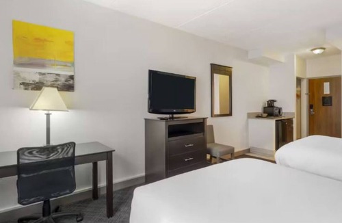 Mundelein Hotel | 4 Affordable Units | Free Breakfast | 4.8 miles to Barefoot Bay Aquatic Center