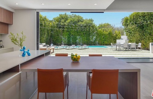 Beverly Grove Apartment | 4 Bedroom Single family L-584324 by Houzlet