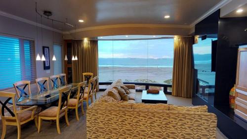 Sunset Beach House | 5 Bedroom Beachfront Masterpiece
