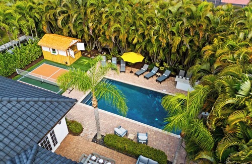 Whitfield House | 5 Bedroom Sarasota Home with Resort Style Backyard