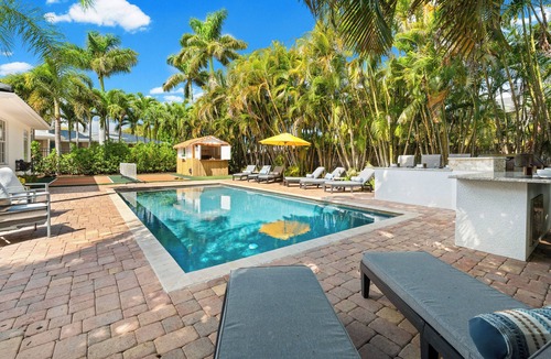 Whitfield House | 5 Bedroom Sarasota Home with Resort Style Backyard
