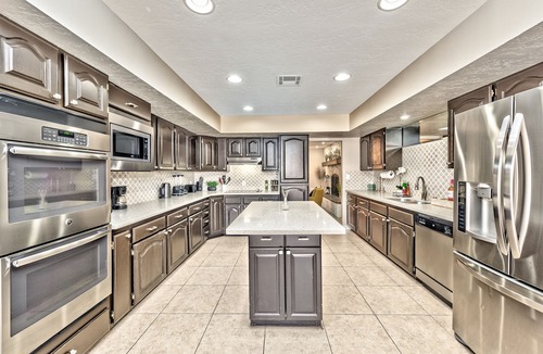 Enterprise Villa | 5 stars Villa! Modern! Central! Big Pool & Back Yard! Enjoy.