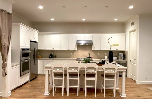 Northwood House | 5B5.5B Cozy Modern Home perfect for professional travelers