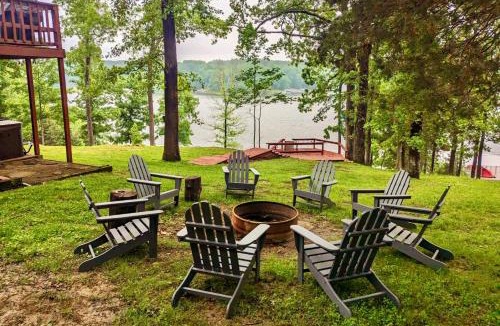 Marion House | 5BR Log Home w Hot Tub & Dock on Lake of Egypt