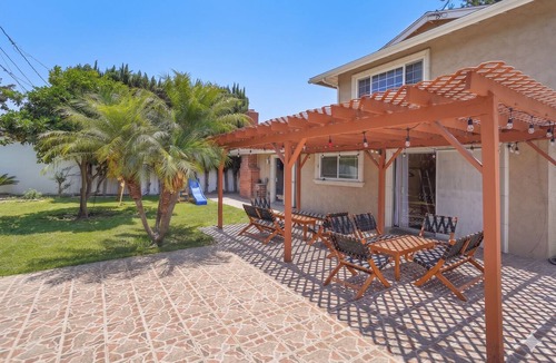 Norwalk House | 5BR Sleeps 16+ | Jacuzzi, Playground & BBQ
