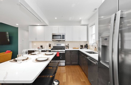 East Somerville Apartment | 6BR4Bth Parking/BOS/MIT/Harvard/TD Garden