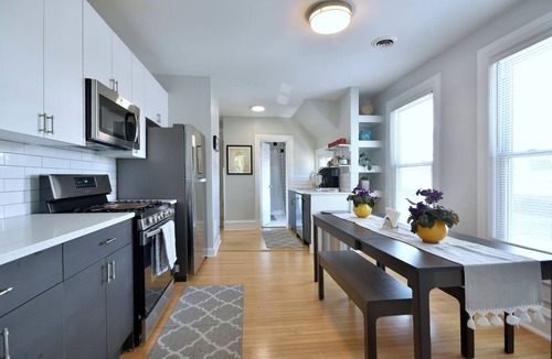 Oak Park House | 8 Bedrooms, 3 Full Bathrooms, 2 Kitchens and 2 Parking Spaces