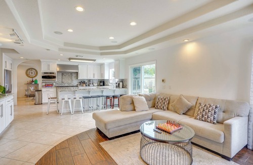 Santa Ana House | 8 Mi to Disney: Santa Ana Home w/Bar & Patio!