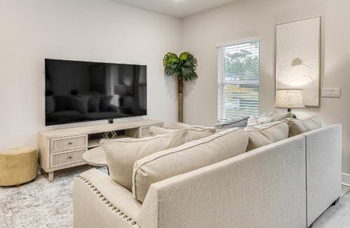 Florida Panhandle House | 8 Mi to Dtwn Pensacola: Modern Escape w/Patio!