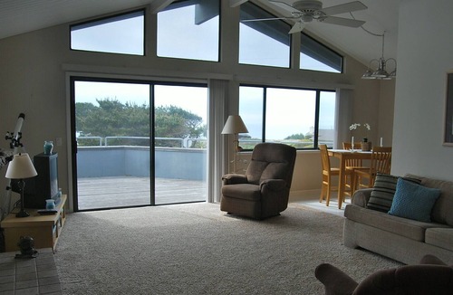 Manchester House | A relaxing home with electric fireplace, smart tv, free wifi, ocean view