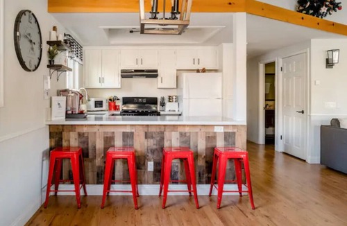 Big Bear Lake Cottage | AC + <5mins to Village/Shops/BikePark/Zoo + FirePit