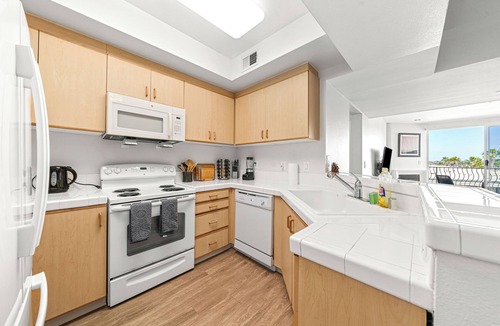 Marina del Rey Apartment | Acacia' Waterfront Full Marina View Walk to Beach Pool Gym Jacuzzi And Sauna