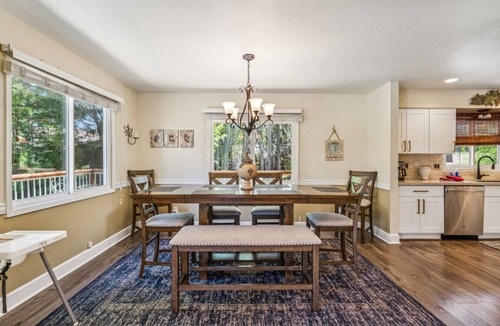 Big Bear Lake House | ACROSS FROM LAKE! 230 FIVE STAR REVIEWS! JACUZZI, POOL TABLE, PACMAN, EV CHARGER
