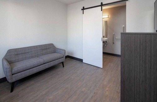 Fontana Apartment | ADA Queen Bed|RI Shower|Mini Fridge