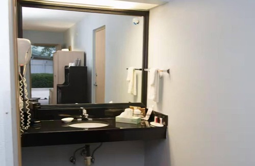 Mary Esther Hotel | Affordable Room | Near Oak Tree Nature Preserve | Free On-Site Parking!