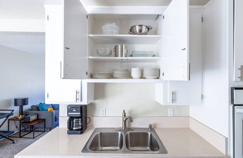 Sawtelle Apartment | Airy Brentwood 2BR, walk to Shops & Bars, by Blueground