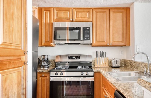 NoHo Arts District Apartment | Airy North Hollywood 2BR w/ Gym & Pool, near TJ & shops, by Blueground
