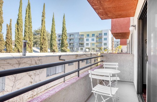 NoHo Arts District Apartment | Airy North Hollywood 2BR w/ Gym & Pool, near TJ & shops, by Blueground