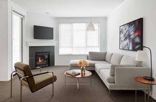 Beverly Hills Apartment | AKA Residences Sharply Appointed Suite w/Kitchen, Den Space, Patio, & WiFi