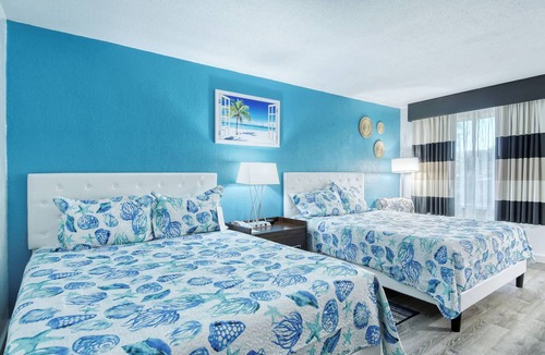 Trailer Estates Hotel | All-New, First Floor, Huge Pool, 70" TV, Tiki Bar!