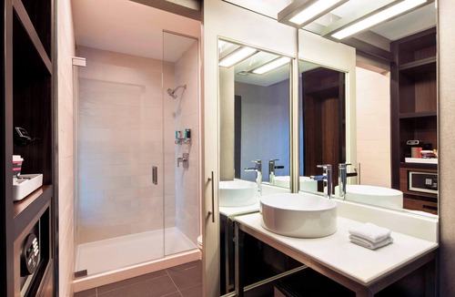 D Street - West Broadway Hotel | Aloft by Marriott Boston Seaport District