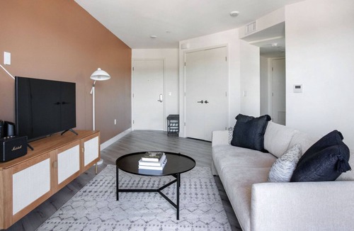 Mar Vista Apartment | Amazing West LA 1BR w/Gym & Rooftop, 15 min to Beach, by Blueground