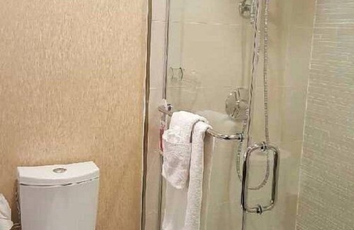 Anaheim Resort Resort | Anaheim | Couples Theme Park Getaway | Pool + Parks