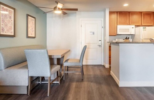 Anaheim Resort Resort | Anaheim | Disneyland Weekend Stay | Pool & Hot Tub