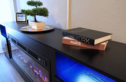 Highlands Apartment | Artful Luxe New York | Designer King Near Airport