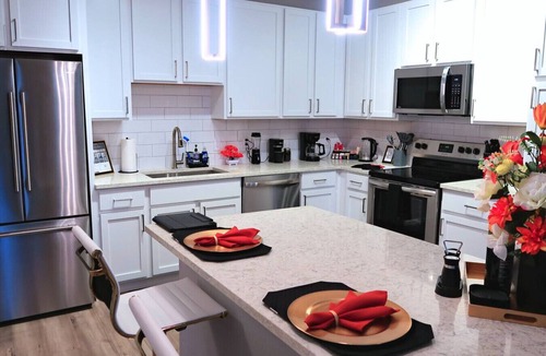 Highlands Apartment | Artful Luxe New York | Designer King Near Airport