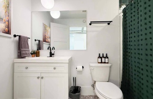 Norris Square Apartment | Artsy Cozy King Bed Gym Elevator