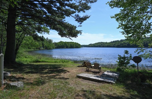 Bucksport Cabin | Authentic Maine Log Cabin|Lakefront|Kayaks|Pets