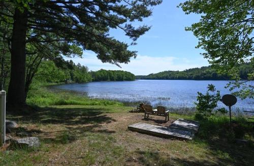 Bucksport House | Authentic Maine Log CabinLakefrontKayaksPets