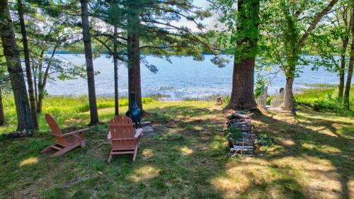 Bucksport House | Authentic Maine Log CabinLakefrontKayaksPets