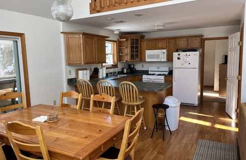 Pocono Lake Ski Chalet | Awesome Fully Equipped Arrowhead Lake Chalet - Fast WiFi - Book Now!