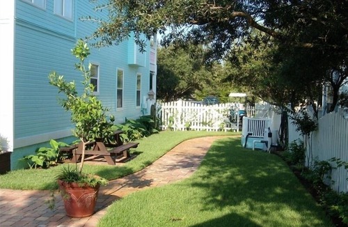 Seagrove Beach Cottage | 'Barbie's Beach House'.Perfect Cottage Steps from Beach heated pool