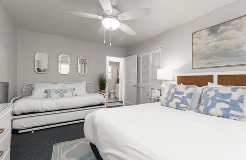 South Mission Beach Apartment | Bayfront 1-BR with Stunning View Steps to the Sand