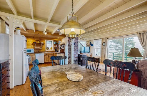 Boothbay Harbor Cabin | Bayfront cottage with fantastic views & minutes to downtown - Dog-friendly