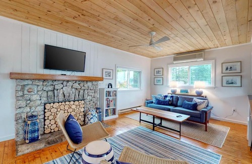 Boothbay Harbor House | Bayfront Cottage on Mill Cove w/Private Dock & Furnished Deck - Walk Downtown