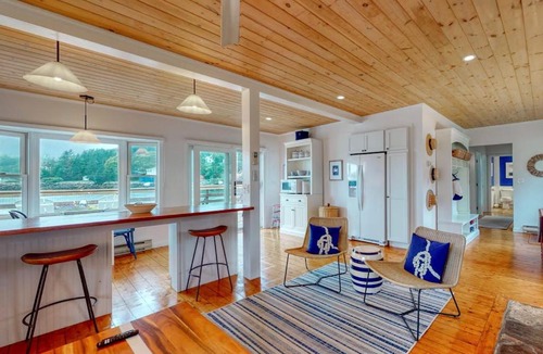 Boothbay Harbor House | Bayfront Cottage on Mill Cove w/Private Dock & Furnished Deck - Walk Downtown