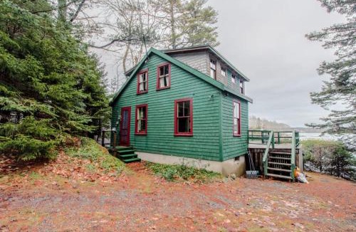 Boothbay Harbor House | Bayfront cottage with fantastic views & minutes to downtown - Dog-friendly