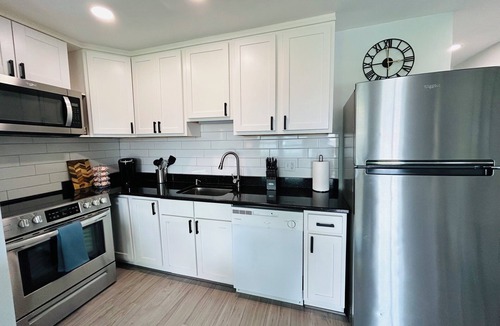 Fort Walton Beach Condo | Beach Escape - 1 block from white sand!