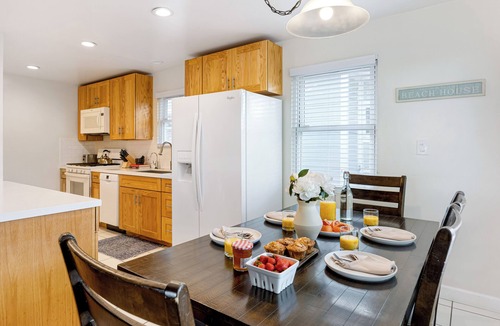 Venice House | Beach Home with Open Living & Walkability to Abbot Kinney | Venice Drift