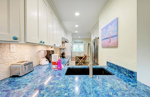 Bradenton Beach Condo | Beach Palms 5B-Beach 1 Minute Walk-Heated Pool-Free Wi-Fi-Boat Dock