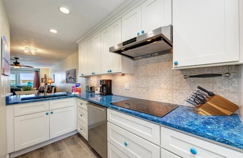Bradenton Beach Condo | Beach Palms 5B-Beach 1 Minute Walk-Heated Pool-Free Wi-Fi-Boat Dock