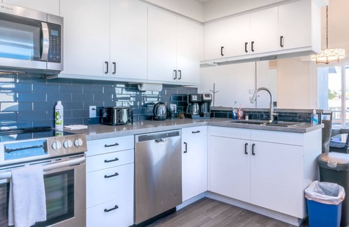 Crown Point House | Beach Townhouse-6 beds 2 Bath 1/2 Block to Beach Park-Garage-Spa-Dog Friendly-AC