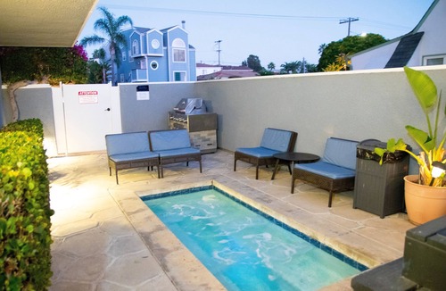 Crown Point House | Beach Townhouse-6 beds 2 Bath 1/2 Block to Beach Park-Garage-Spa-Dog Friendly-AC