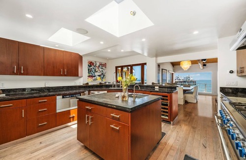 Eastern Malibu House | Beachfront- Malibu Pier, Surfrider Beach & Central