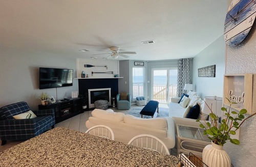 East End House | BEACHFRONT and DOG FRIENDLY Come watch the dolphins play!