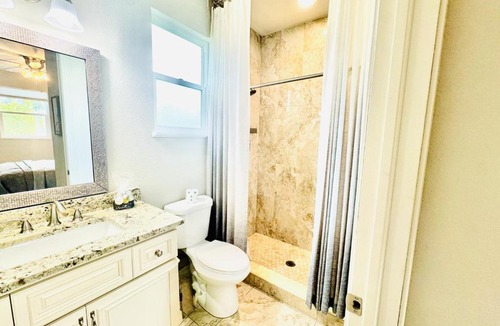 Gillespie Park Apartment | Beachtown Remote Worker Friendly-High Speed WiFi-Pets Welcome-Lido Beach-Opera-Symphony-Walk or Bike to Restaurants-10 Acre Park with Pickleball, Tennis, Basketball